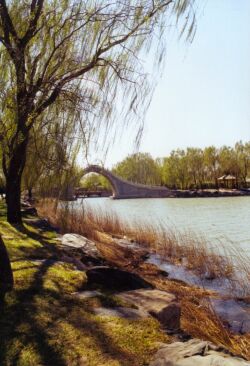 diese Brücke führt auf eine Insel im Kunming-See