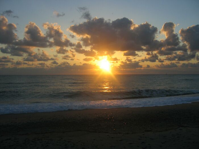 der Sonnenaufgang über dem Ostmeer