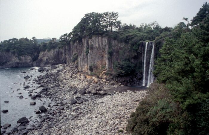der zweit größte Wasserfall Asiens der direkt ins Meer fließt