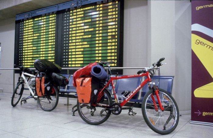 unsere Räder auf dem Köln/Bonner-Airport