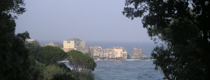 ein Dorf an der Ostküste des Cap Corse