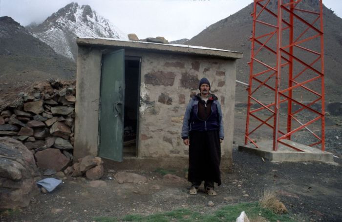 ein Berber vor seiner Hütte