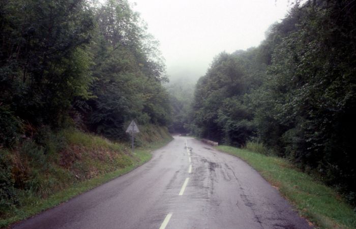 Nasse Straßen beim Anstieg zum Col de Portet